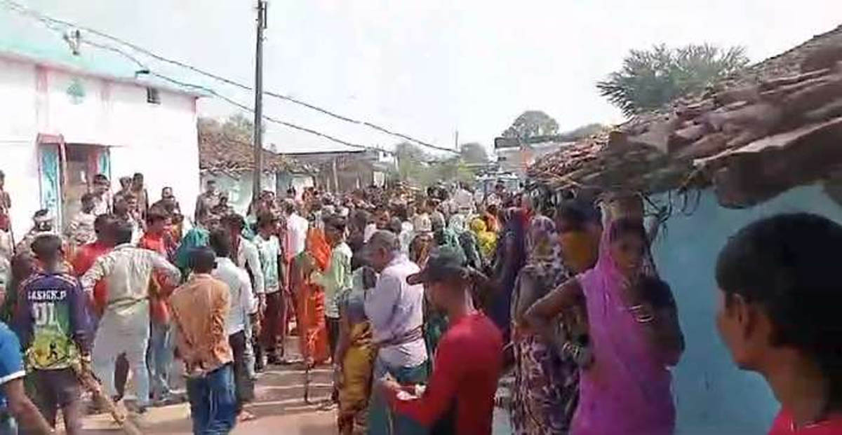छत्तीसगढ़ के एक गांव में तनाव, डंडे लेकर घरों से निकली महिलाएं