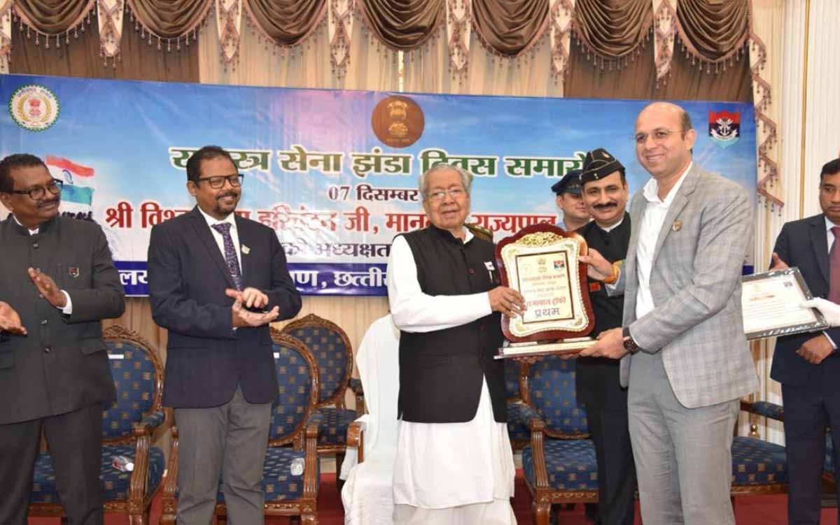 राज्यपाल ने रायपुर कलेक्टर को दिया प्रशस्ति पत्र