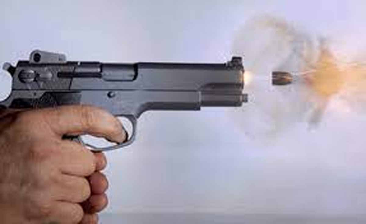 भाई ने मोबाइल पर चैट कर रही बहन को मारी गोली, सिर पर बुलेट घुसने से मौत