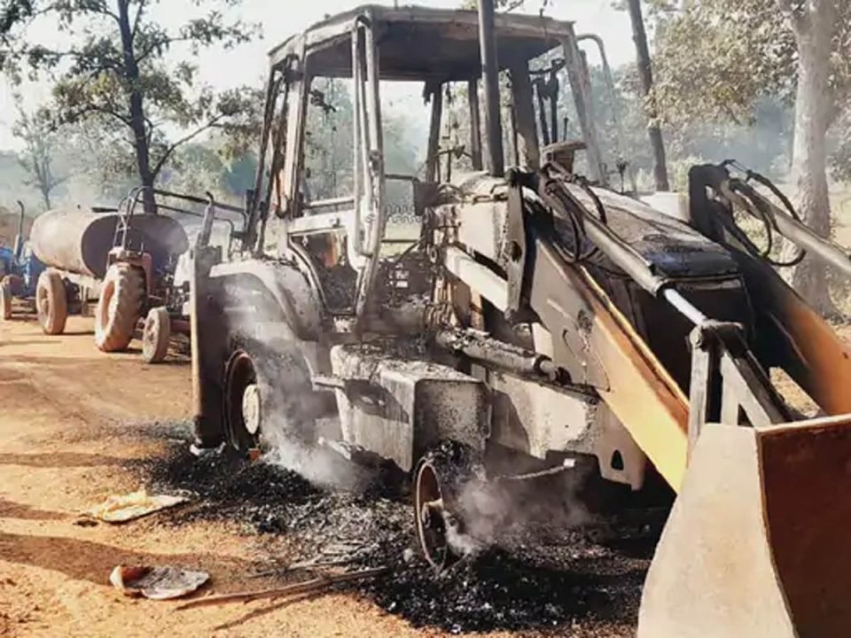 5 वाहनों फूंका, फिर नक्सलियों ने दी मजदूरों को धमकी