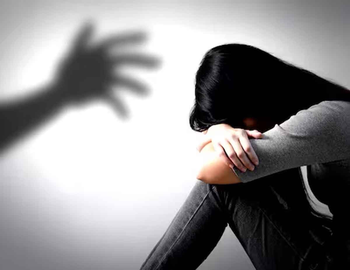 क्लास रूम में गंदा काम, शिक्षक को पुलिस ने लिया हिरासत में