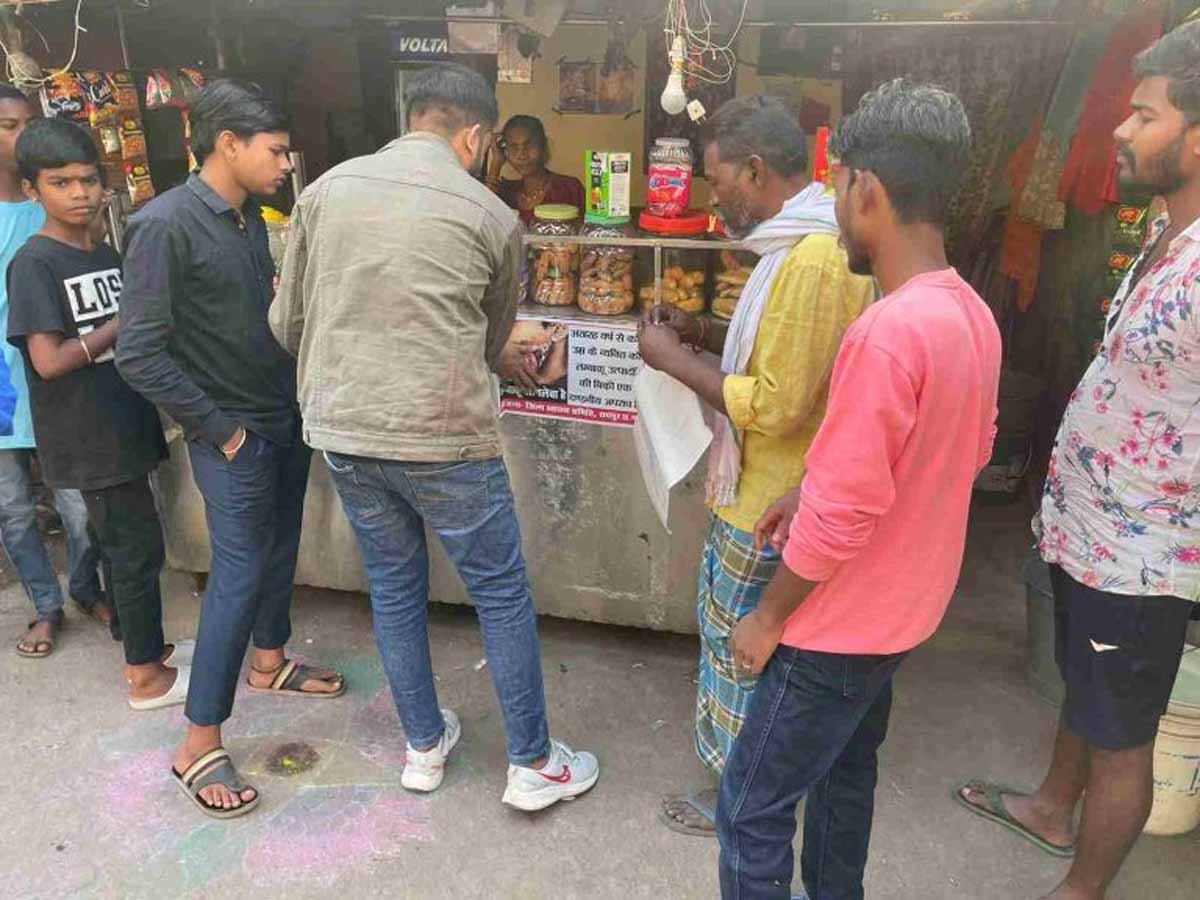 रायपुर में स्कूल के सामने खैनी परोसने वालों पर हुई कार्रवाई