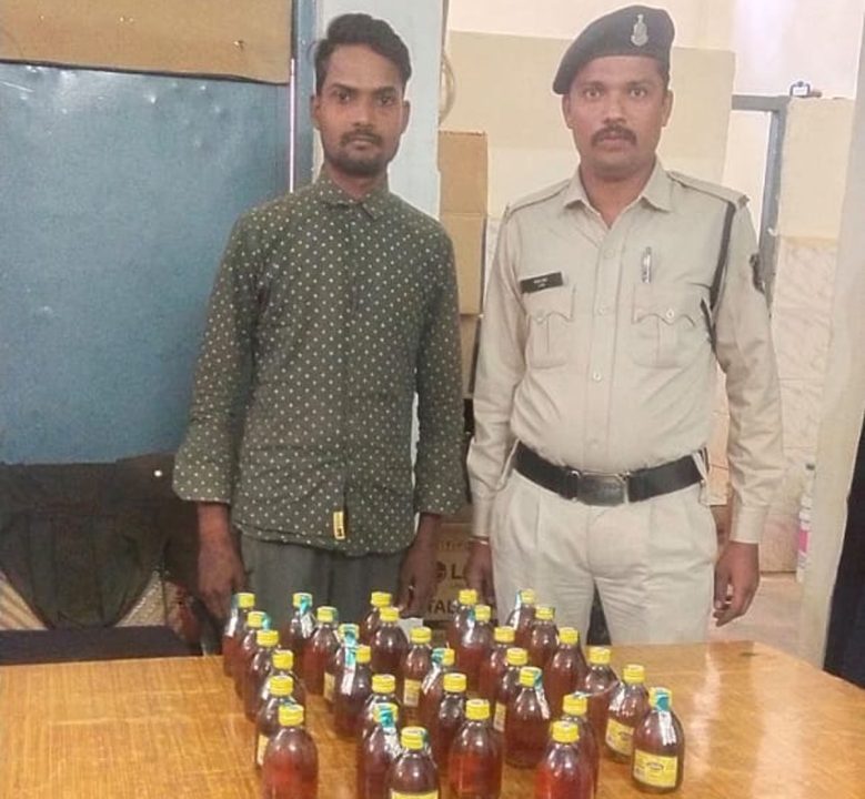 रायपुर, रावणभाठा चौक के पास शराब बेचते युवक गिरफ्तार