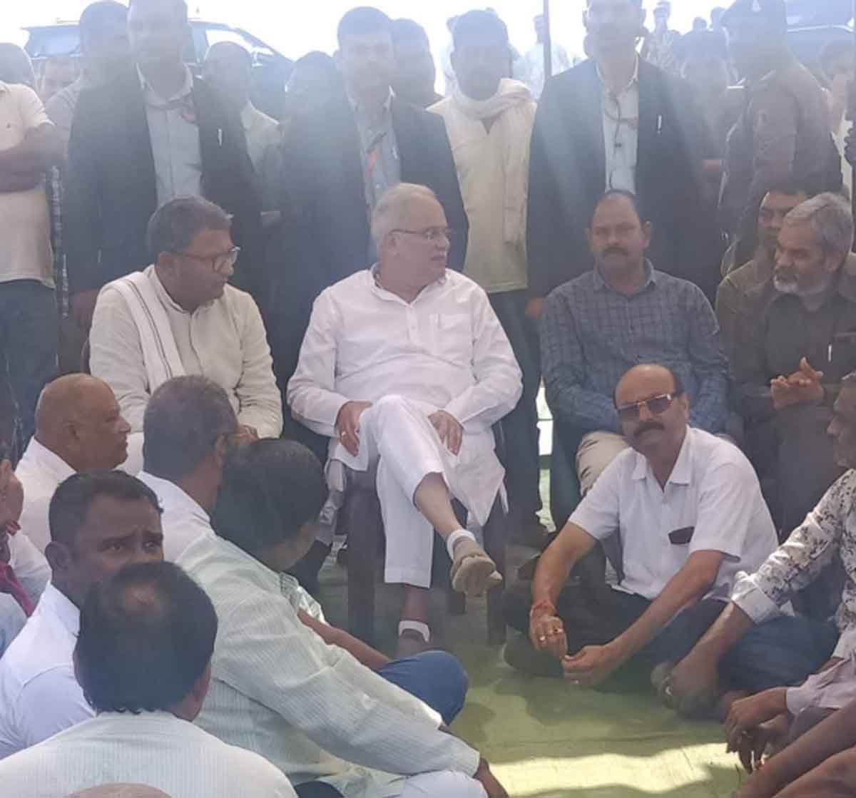 सिलयारी पहुंचे सीएम भूपेश बघेल, छाया वर्मा के घर शोक कार्यक्रम में हुए शामिल