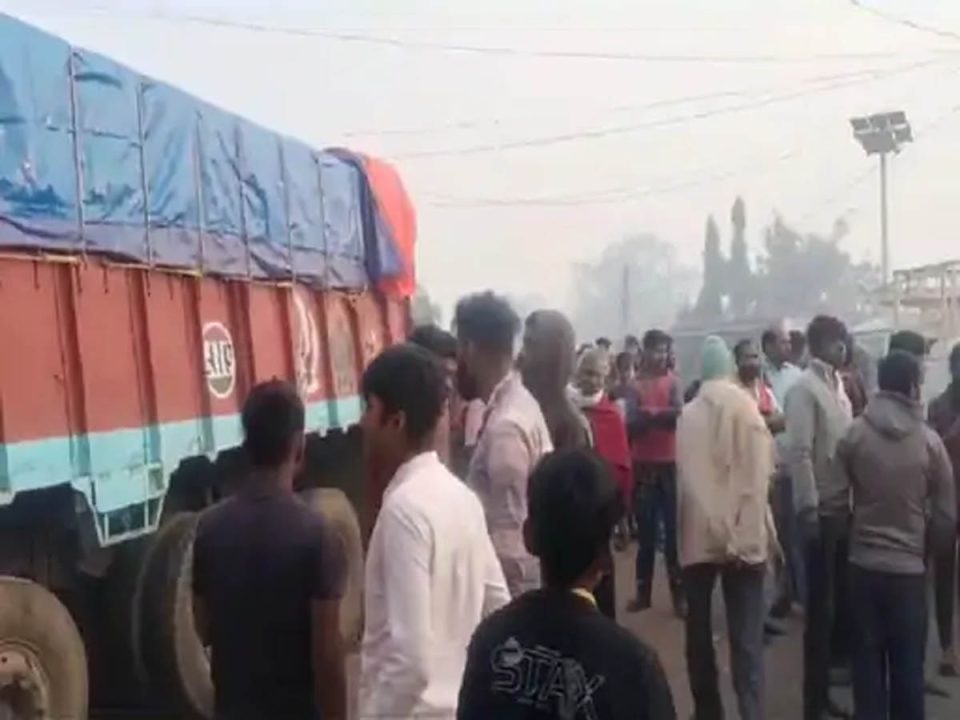 17 मवेशियों की मौत, तस्करी वाहन दुर्घटनाग्रस्त