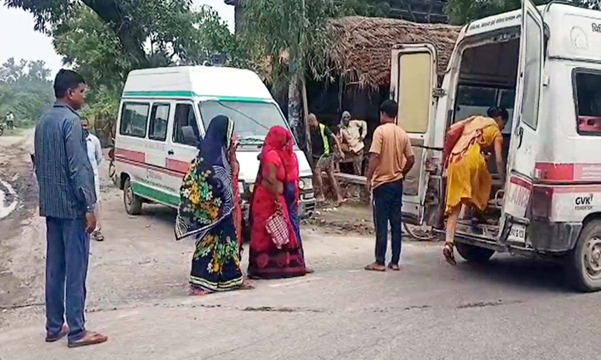 Uttar Pradesh : गर्भवती को अस्पताल ले जा रही एंबुलेंस में कंटेनर ने टक्कर मार दी , गाड़ी छोड़ चालक फरार