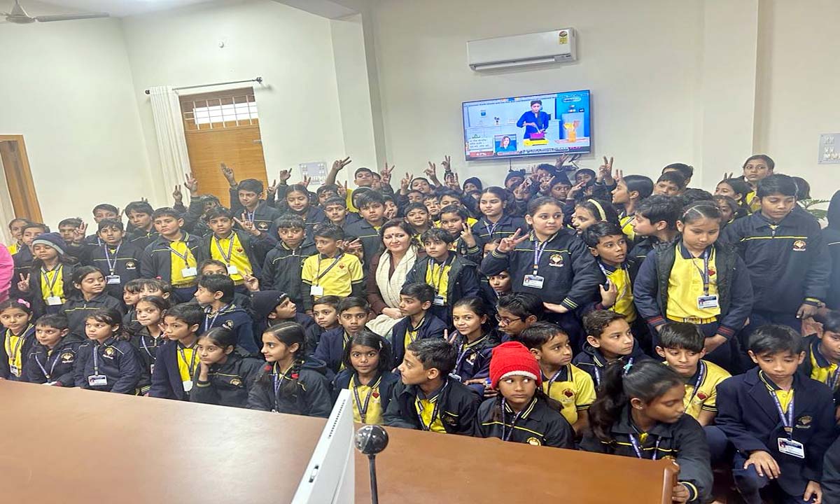 कोहिनूर किड्स एकेडमी सीनियर सेकेंडरी स्कूल के बच्चों ने किया कलेक्ट्रेट नीमकाथाना का भ्रमण