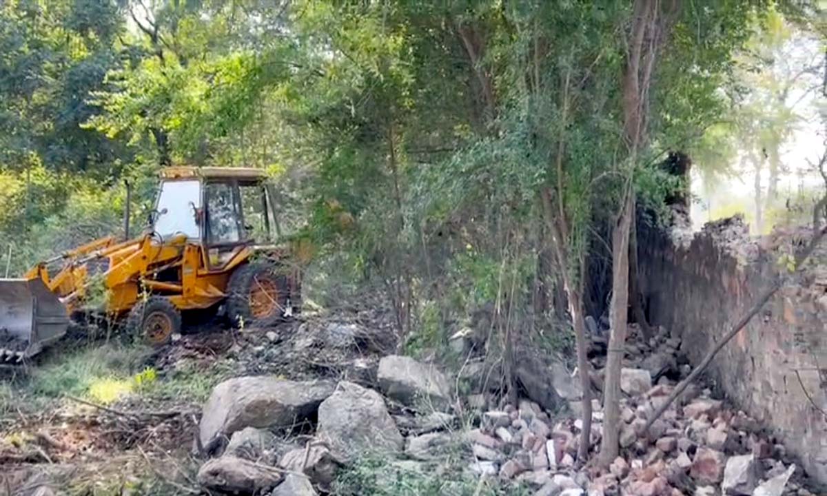 Udaipur : उदयपुर विकास प्राधिकरण ने शिल्पग्राम मार्ग पर 80 फीट रोड से हटाया बोटल नेक कटारिया