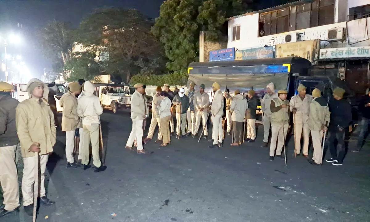 Aligarh : धर्म स्थल पर धार्मिक नारा लिखे जाने की खबर ने 23 दिसंबर देर रात फोर्स तैनात
