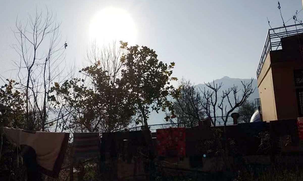 Weather Update : मैदान इलाको में चटख धूप की शुरुआत, पहाड़ों में कोहरे और शीतलहर ने बढ़ाई परेशानी