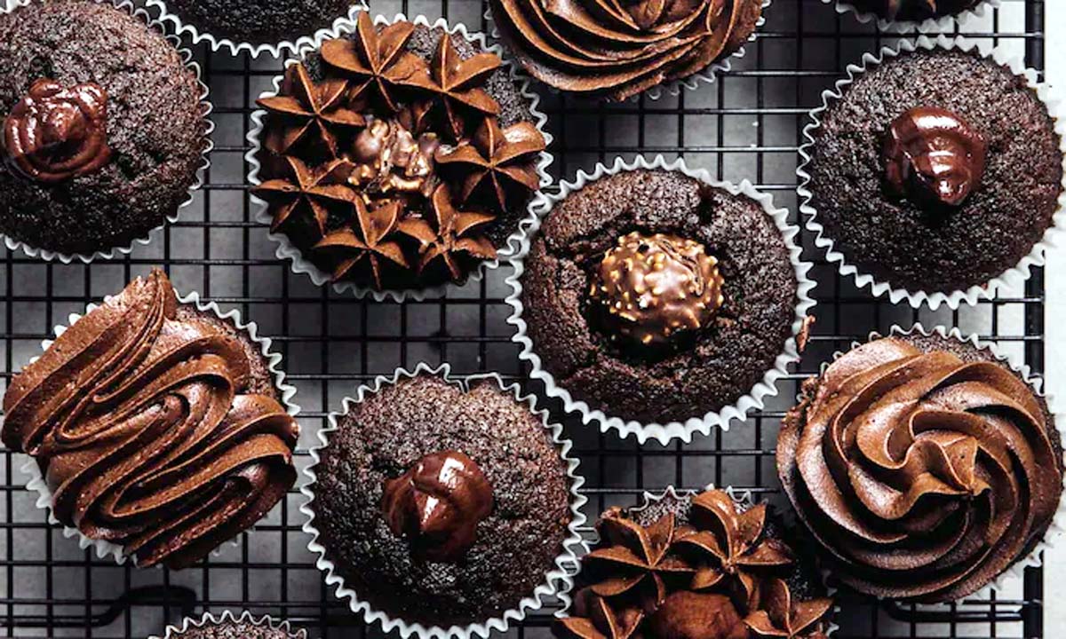 chocolate cupcakes : क्रिसमस के मौके पर मेहमानो को खिलाएं चॉकलेट कपकेक