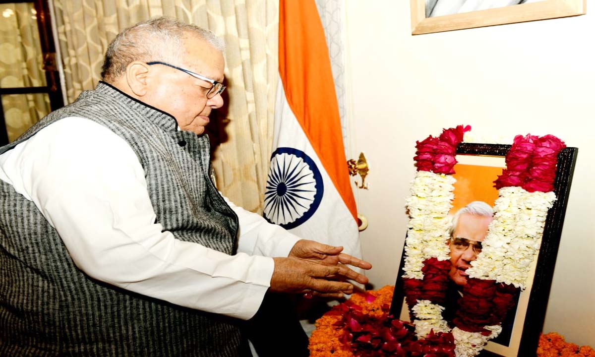 Jaipur : स्व.वाजपेई जयंती पर राज्यपाल श्री मिश्र ने माल्यार्पण कर उन्हें श्रद्धांजलि अर्पित की