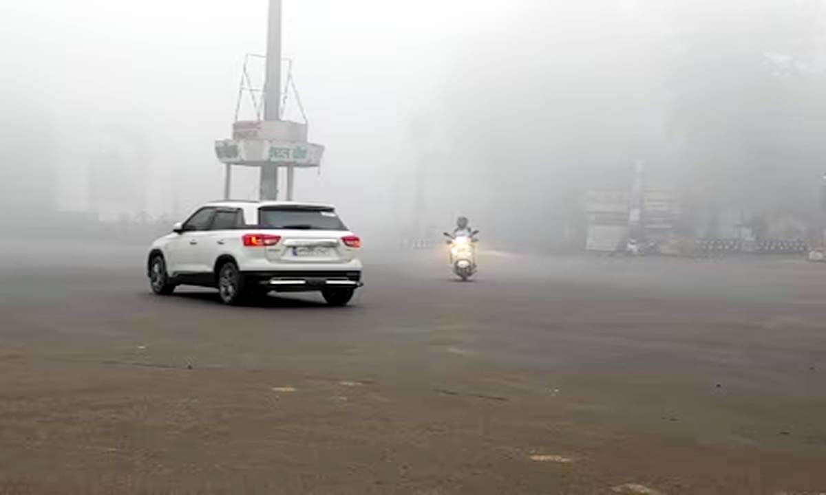 weather update : कोहरे ने बढ़ाई हर किसी की टेंशन, वाहन सड़कों पर रेंगते हुए नजर आ रहे