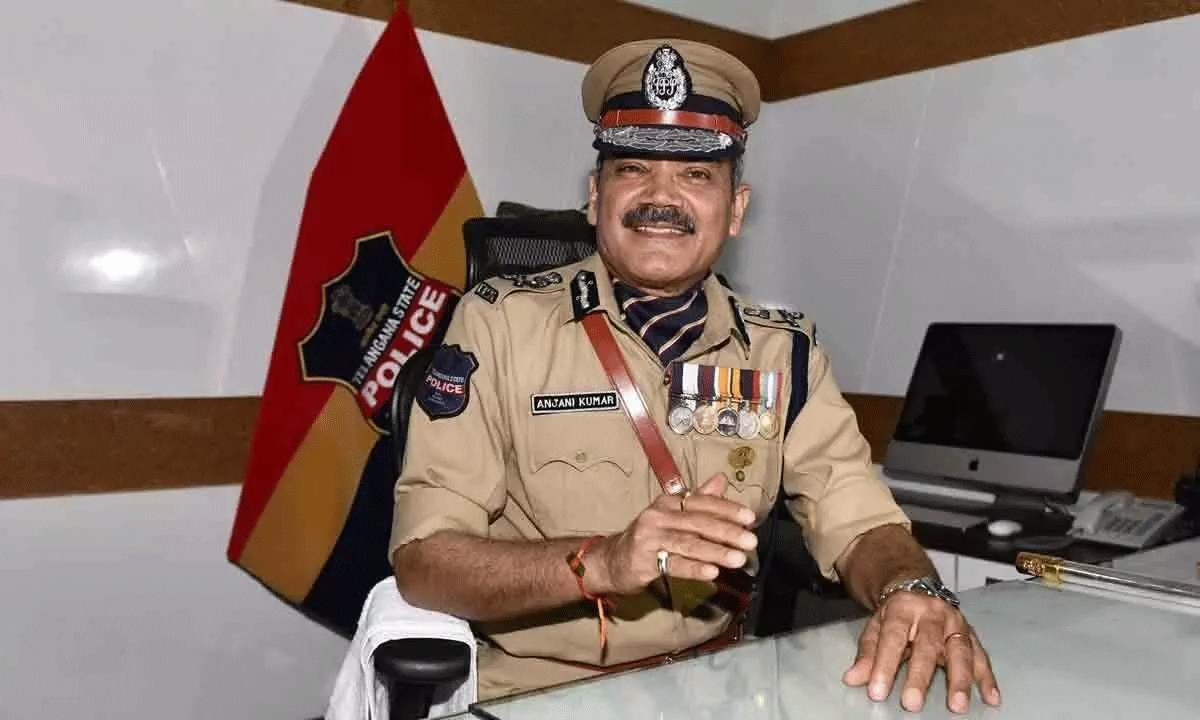 डीजीपी अंजनी कुमार ने पुलिस अधिकारियों को दी बधाई