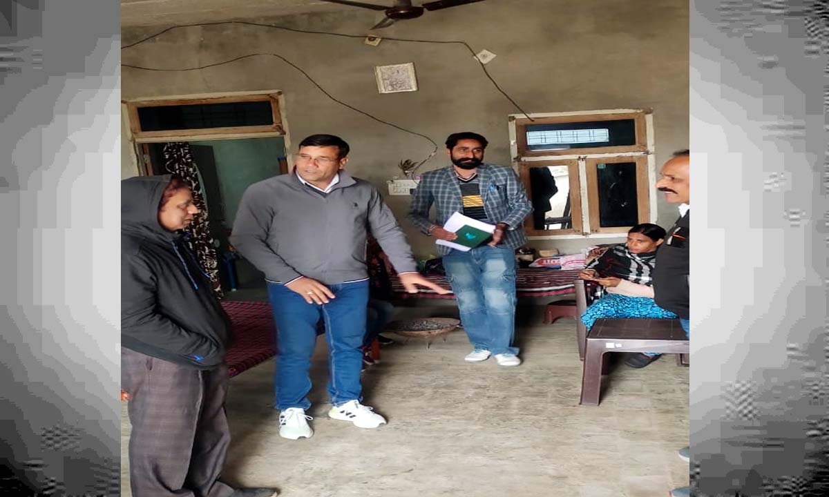 Shri Ganga Nagar : करणपुर विधानसभा स्थगित चुनाव 2023 पर्यवेक्षक ने किया वोटर पर्ची वितरण का अवलोकन