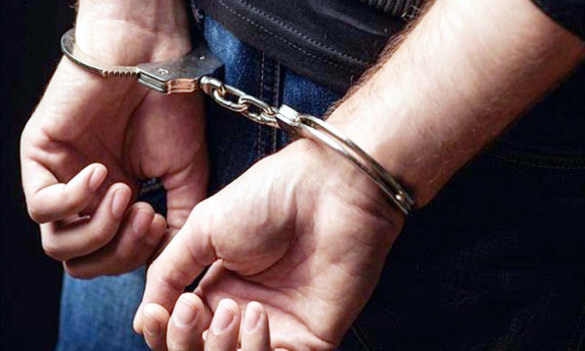 Indore : 14 लाख की लूट में दो पुलिसकर्मी गिरफ्तार, डीसीपी ने किया सस्पेंड