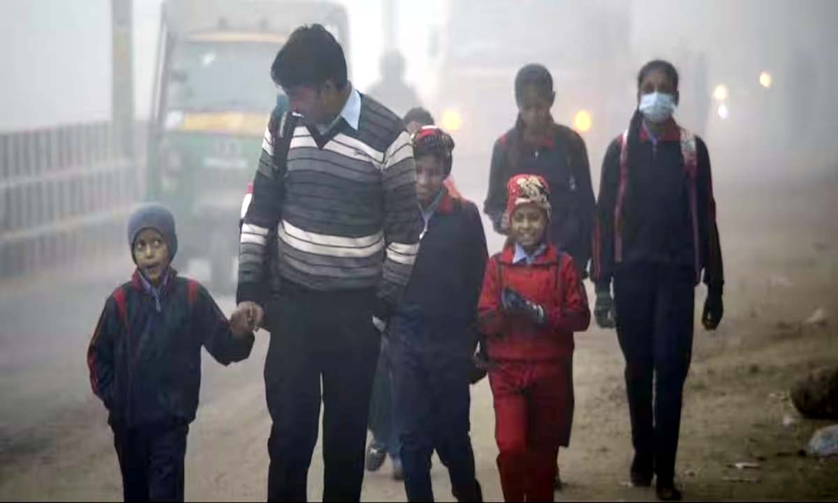 UP: ठंड को देखते हुए इस जिले में बढ़ाई गईं स्कूलों की छुट्टियां रहेंगे स्कूल