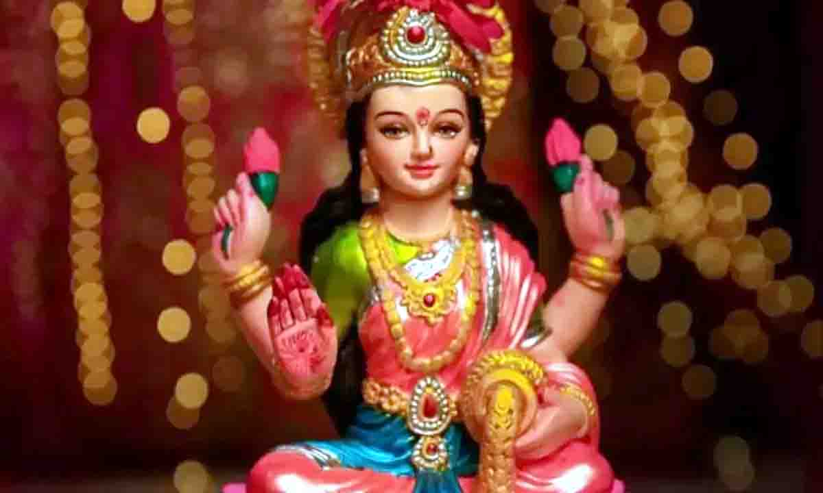friday remedy : साल के आखिरी शुक्रवार पर करें ये उपाय, घर आएंगी मां लक्ष्मी