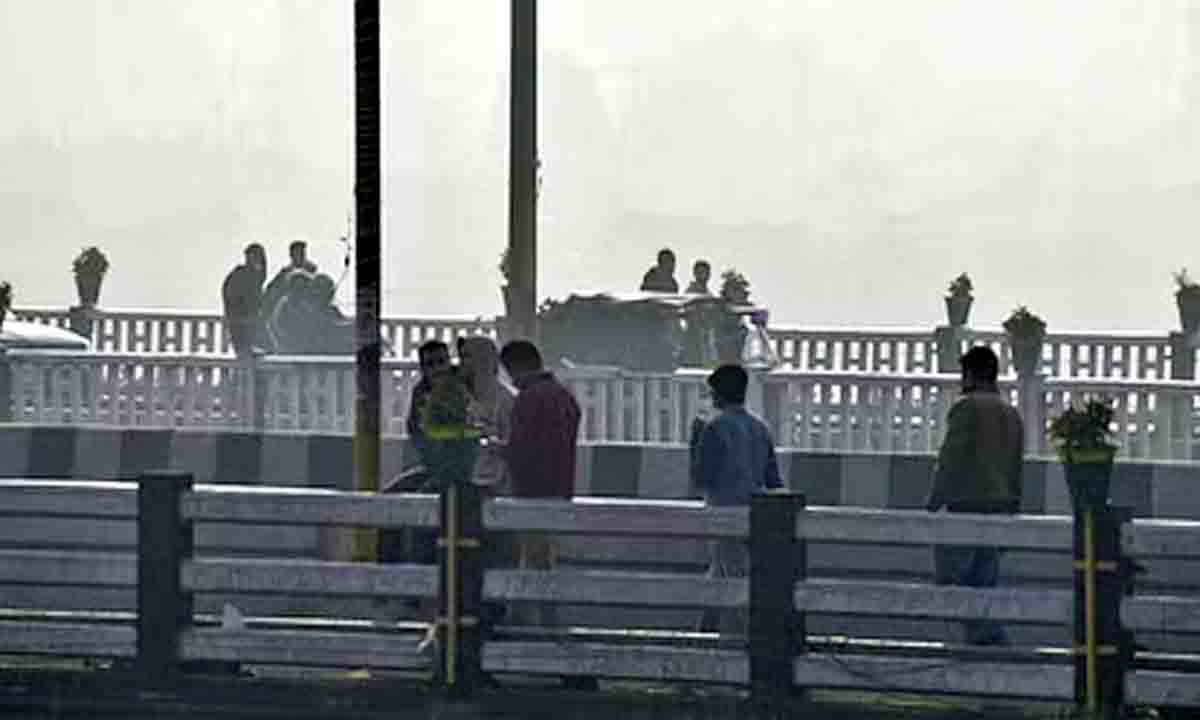 Weather Update : कोहरे के बीच ठिठुरा जम्मू और कश्मीर, 19 ट्रेनें लेट, उड़ान रद्द