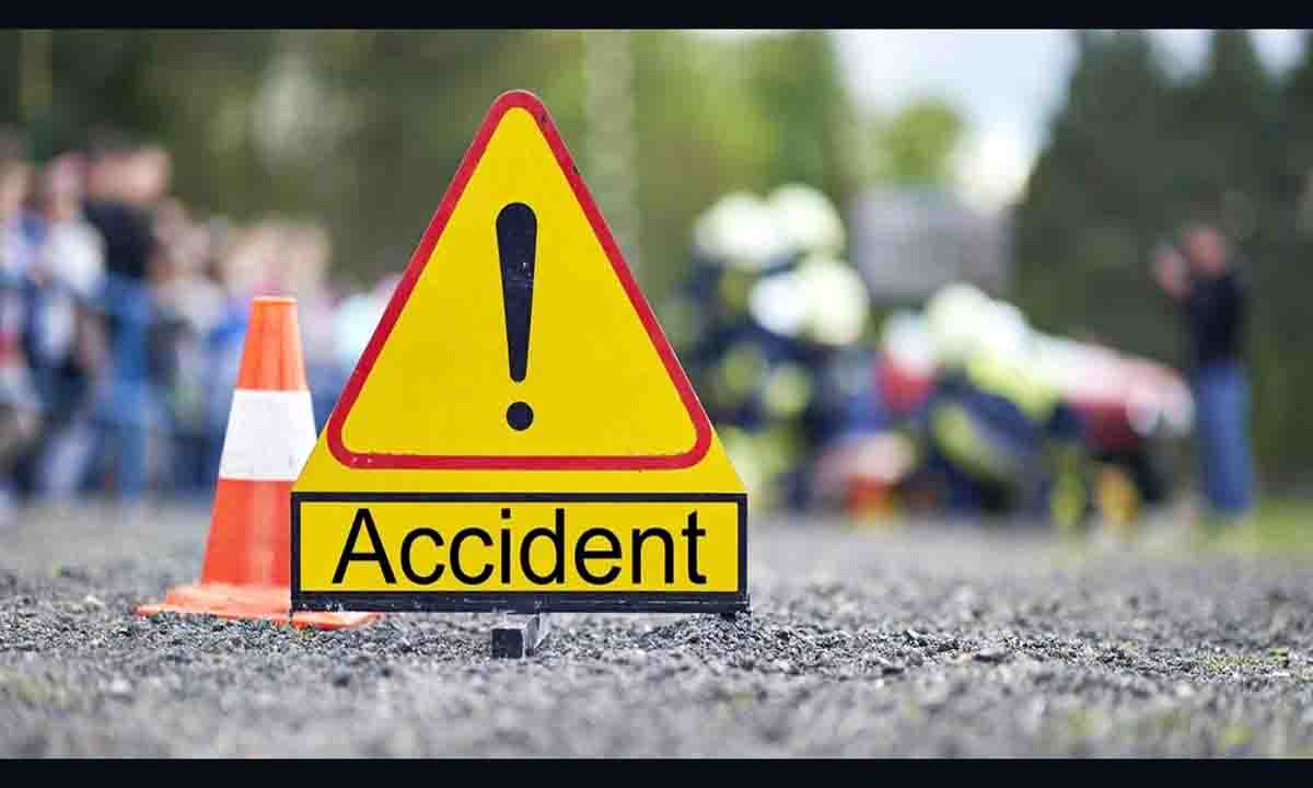 Ujjain Road Accident : तेज रफ्तार ट्रक से बचाने के चक्कर में कार डिवाइडर से टकराई कर पांच लोग घायल