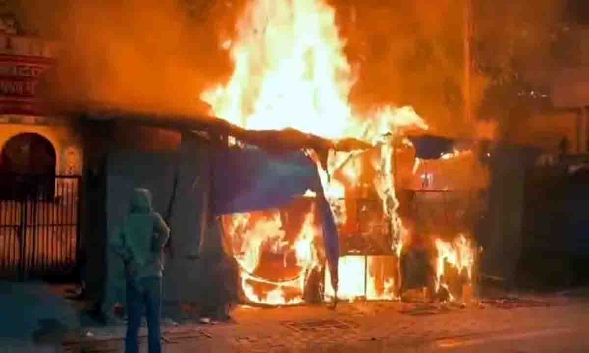 vegetable market massive fire : सब्जी मंडी में लगी भीषण आग, चपेट में आई आठ दुकानें, लाखों का नुकसान