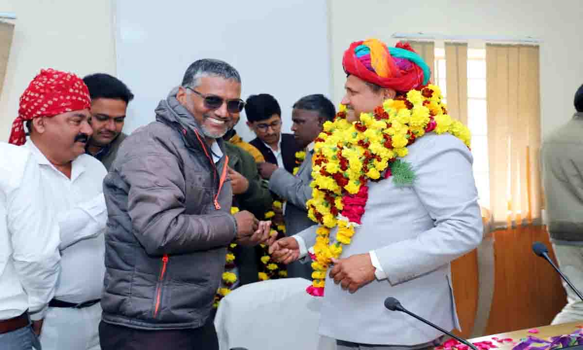 Ajmer : सेवानिवृत्ति पर सम्भागीय आयुक्त श्री मीणा को दी भावभीनी विदाई