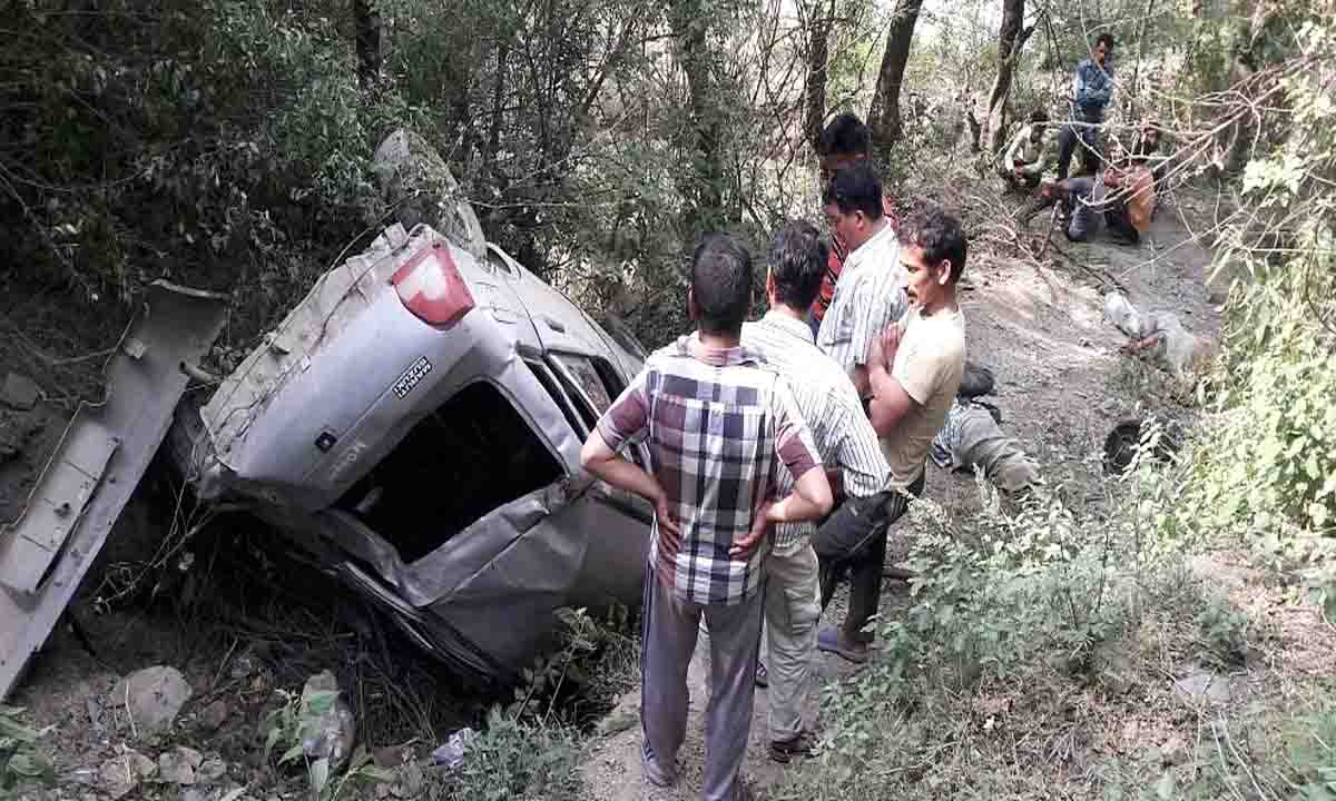 200 फीट गहरी खाई में गिरी गाड़ी, चार की मौत, आठ घायल