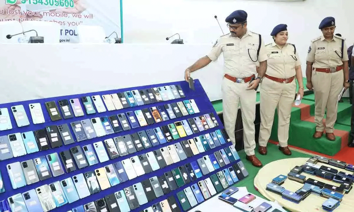 नेल्लोर में 1.25 करोड़ रुपये मूल्य के 500 सेल फोन बरामद किए गए