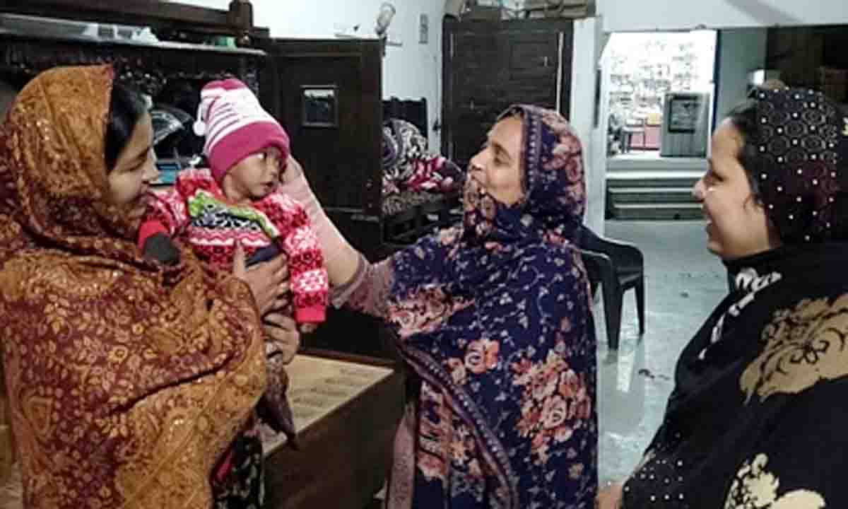देहरादून : ट्रेन के टॉयलेट में मिला बच्चा, मसीहा बना दून का मुस्लिम परिवार