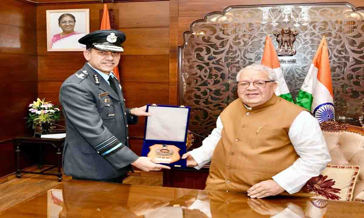 राज्यपाल से एयर मार्शल नर्मदेश्वर तिवारी ने की शिष्टाचार मुलाकात