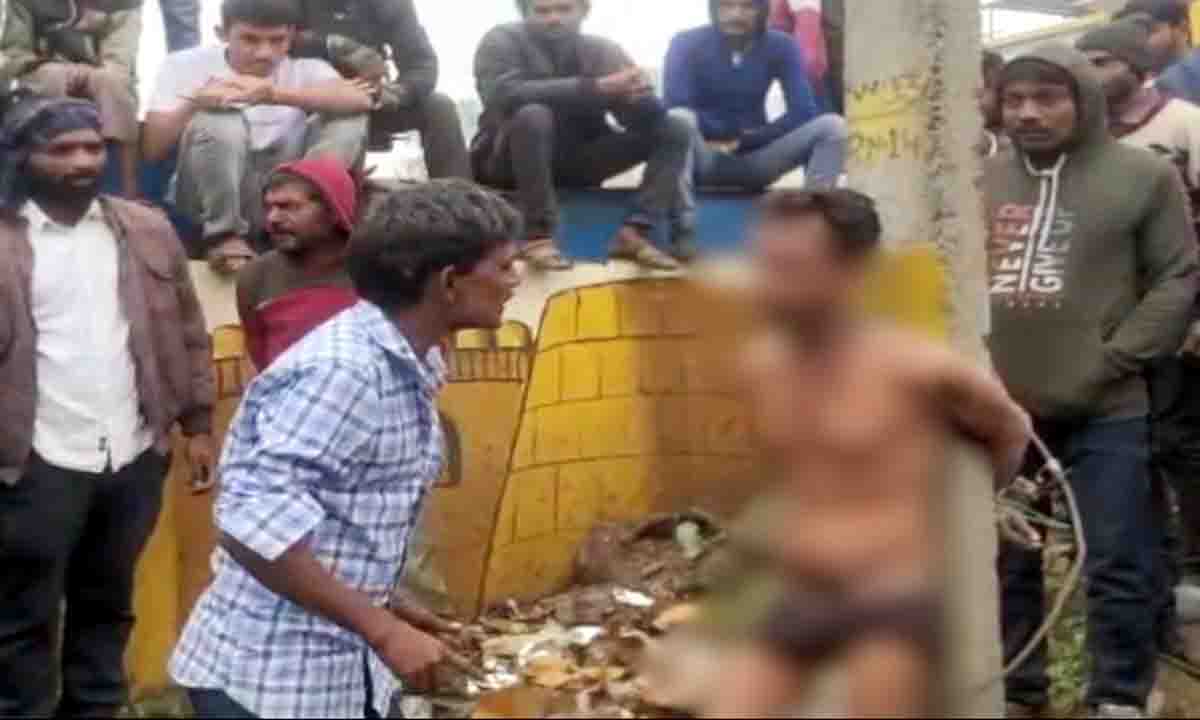 धार जिले में युवक को अर्धनग्न कर खंभे से बांध दिया और जमकर पीटा