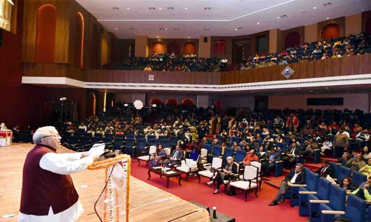वायुसेना विद्यालय का 41 वां वार्षिकोत्सव आयोजित- राष्ट्र विकास के लिए विद्यार्थियों के चरित्र निर्माण