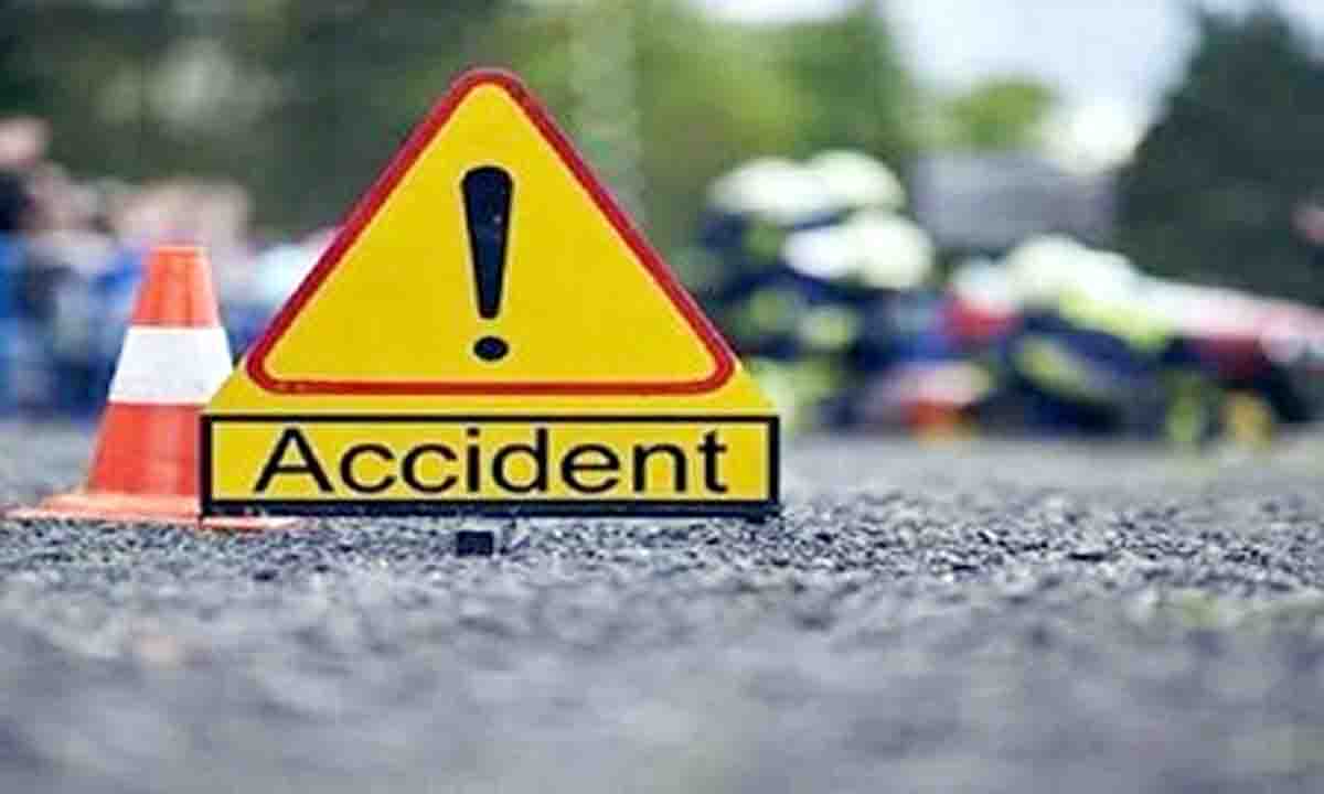 सड़क हादसा में एक की मौत अनियंत्रित होकर गड्ढे में गिर गई कार