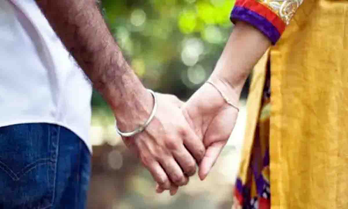 प्रेमी के मोहब्बत में पागल हुई दो बच्चों की मां, पति को धोखा दे कर फरार