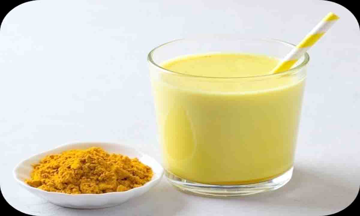 सर्दियों में स्वस्थ रहने के लिए पिएं हल्दी दूध