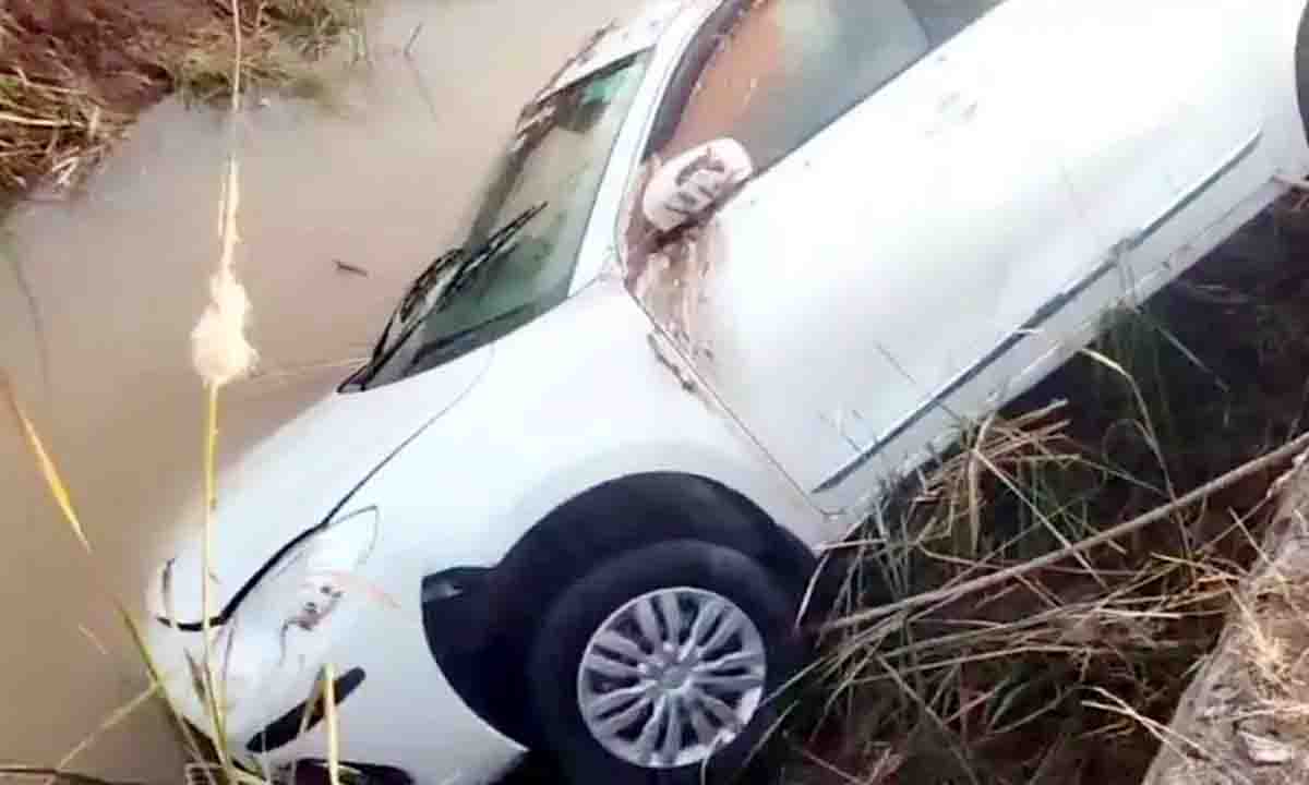 गड्ढे में गिरी कार, दंपति और बेटी सहित चार लोगों की मौत