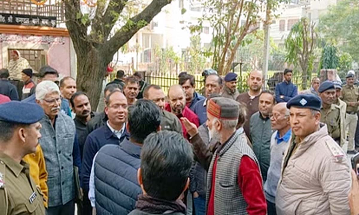 धर्मस्थल हटाने पहुंची टीम को झेलना पड़ा लोगों का विरोध