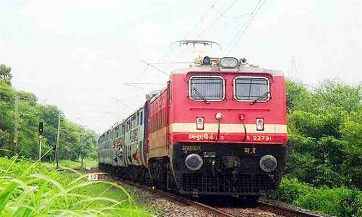 कोहरे के कारण ट्रेनें और विमान 24 घंटे तक लेट से चल रहे , परेशान रहे यात्री