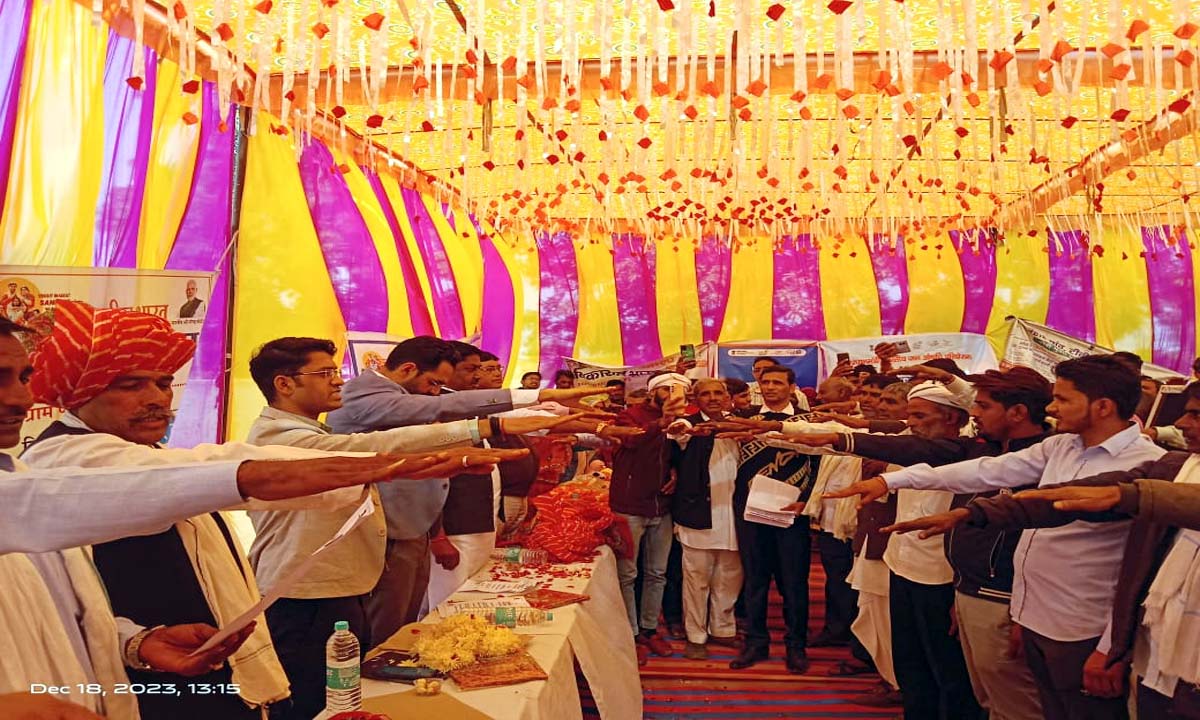 विकसित भारत संकल्प यात्रा के ढोलावास कैंप का विधायक रामविलास मीणा एवं जिला कलेक्टर