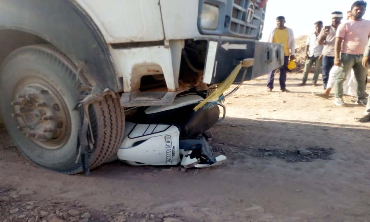 डंपर ने स्कूटी को मारी टक्कर, व्यक्ति की मौत आरोपी फरार