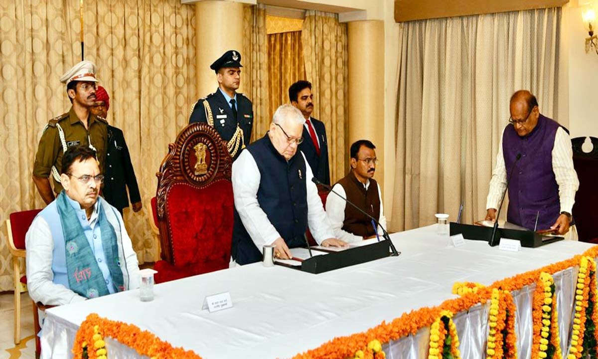 प्रोटेम स्पीकर के रूप में कालीचरण सराफ ने ली शपथ राज्यपाल मिश्र ने दिलाई शपथ