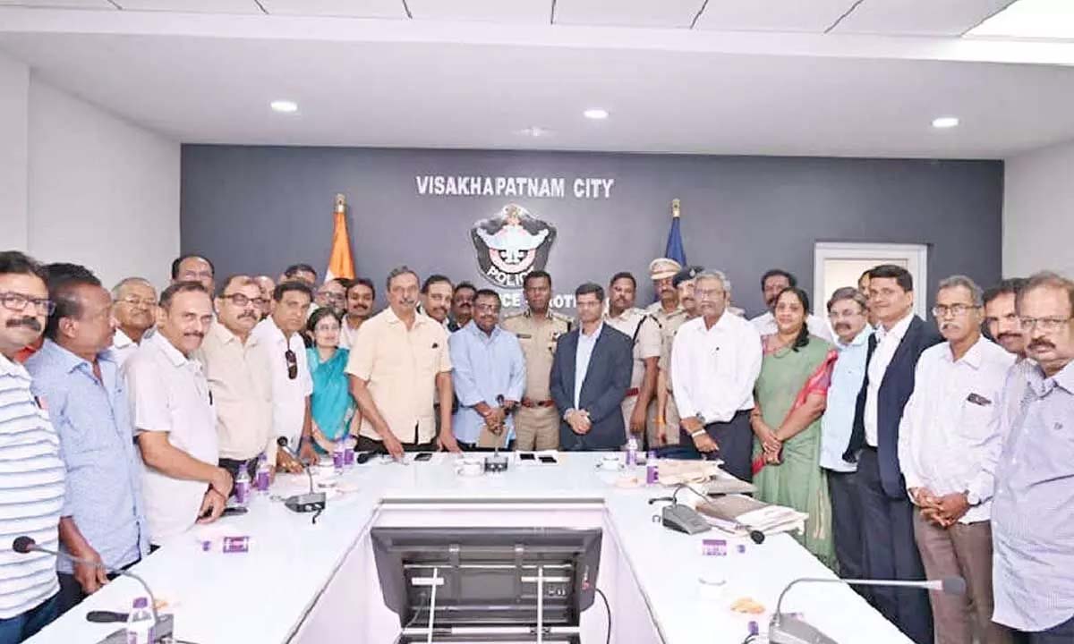 पुलिस ने तीन छात्रों को डूबने से बचाया