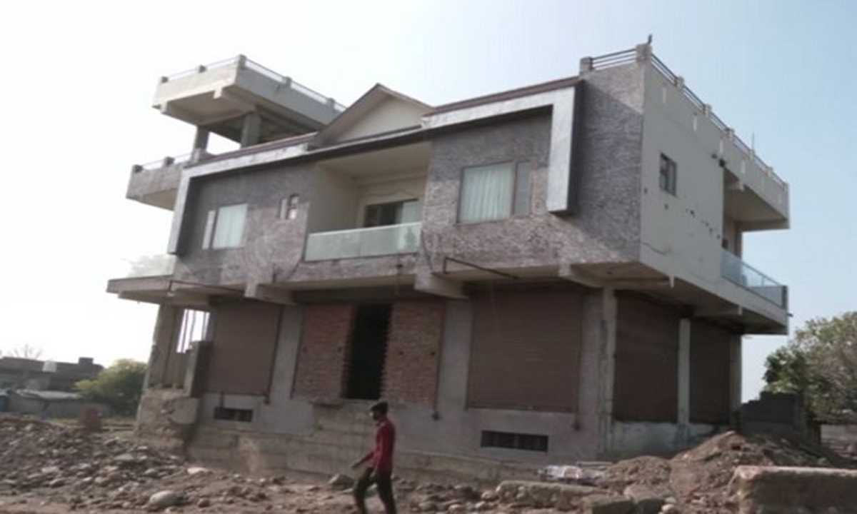 सड़क चौड़ीकरण पर व्यक्ति ने नहीं तोड़ने दिया घर, जाने कारण