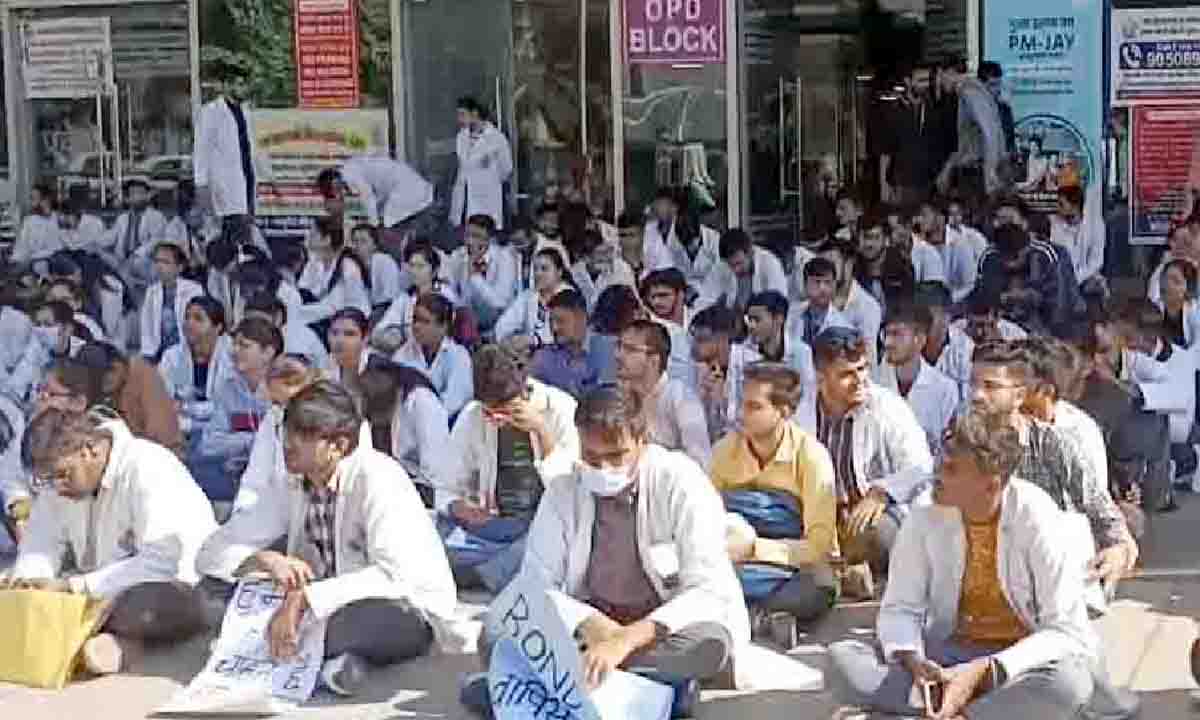 सरकारी डॉक्टरों की हड़ताल , मरीजों की बढ़ेगी परेशानी दो घंटे ओपीडी रहेगी बंद