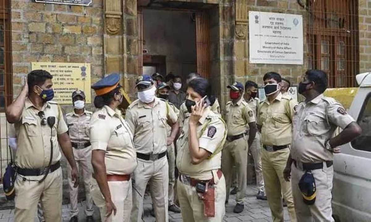 हिरासत से भागा बांग्लादेशी आरोपी नमाज़ पढ़ने के दौरान पकड़ाया