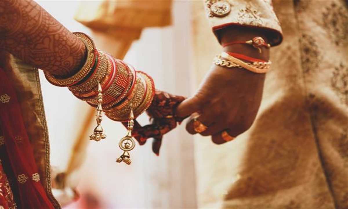 महिला ने लिंग परिवर्तन कराकर बहन की सहेली से की शादी