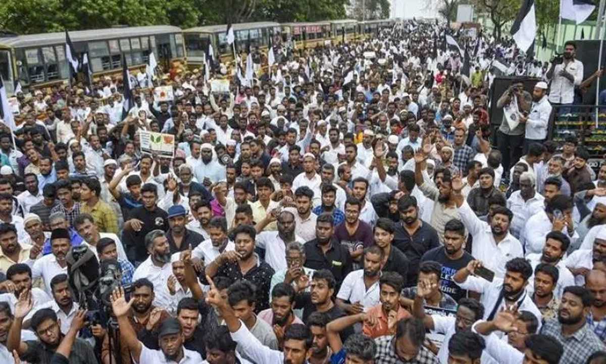 आवासीय इलाके में बार के खिलाफ भारी विरोध प्रदर्शन