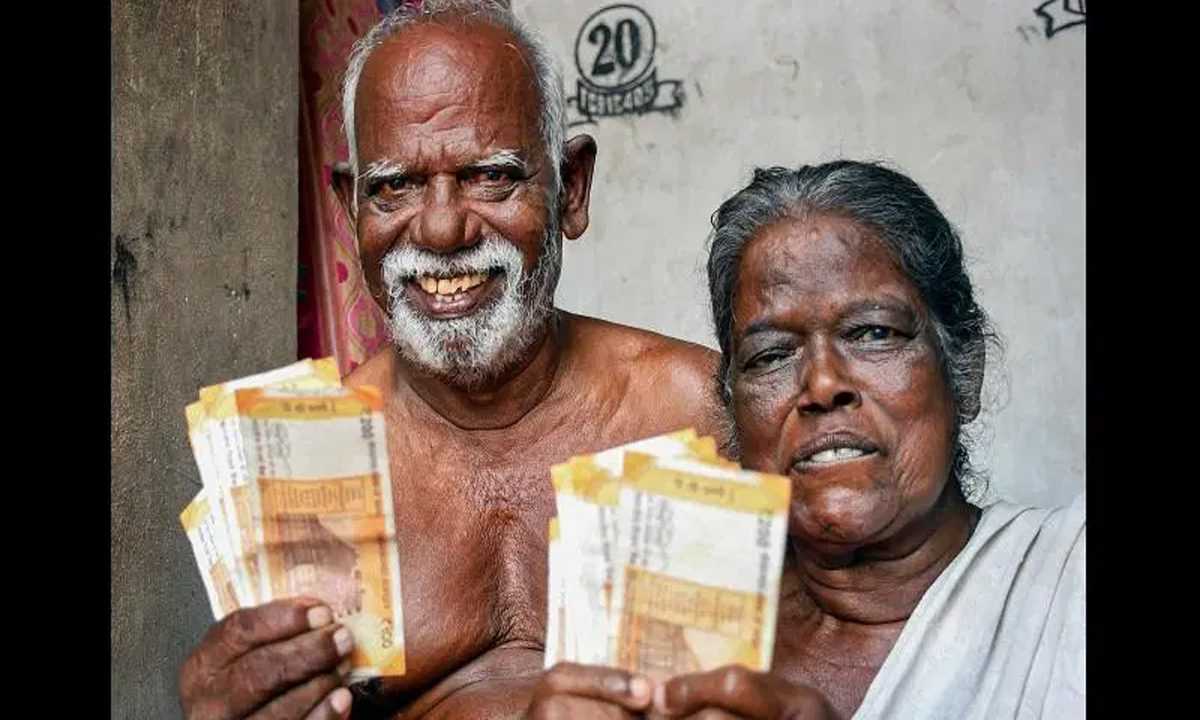 बुनियादी सेवाएँ नागरिक का अधिकार हैं या सरकार का उपहार?