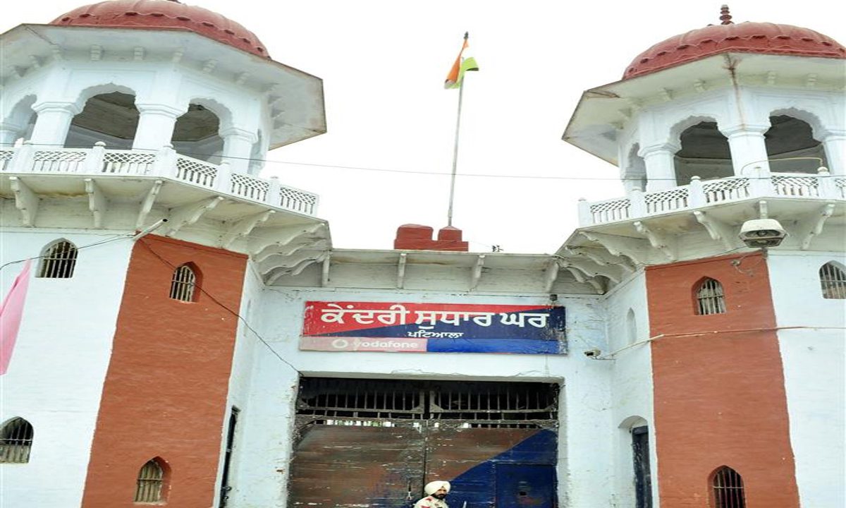 जेल के अंदर कैदियों की मारपीट, दो कैदी और दो अधिकारी घायल