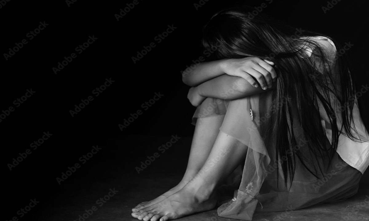 महिला को निर्वस्त्र कर खंभे से बांधा, सात गिरफ्तार, दो फरार